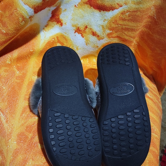 Isotoner Grey faux fur slippers.. Size US 7.5 -8..(NWOT) - Picture 3 of 4